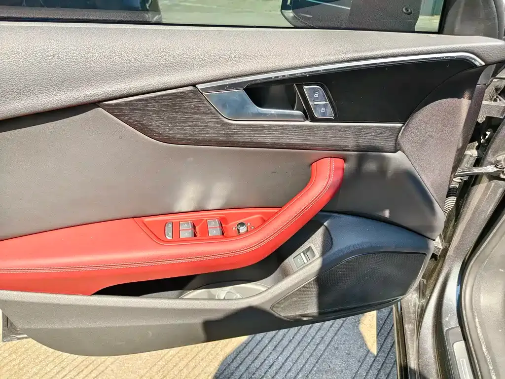 Audi A4L 2024 из CN, фото 7