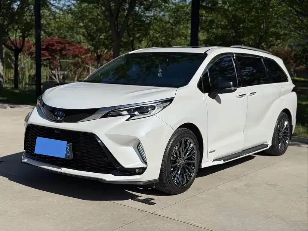 Toyota Sienna — фото 1