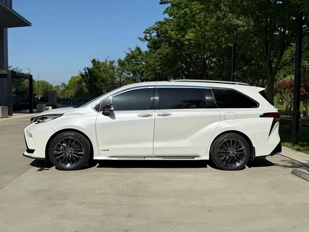 Toyota Sienna — фото 5