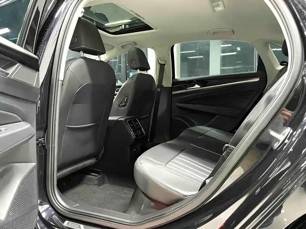 Volkswagen Passat 2023 из CN, фото 9