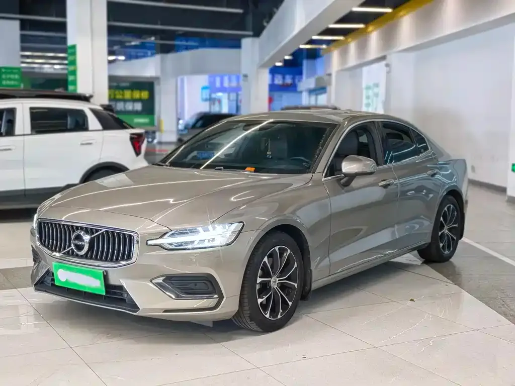 Volvo S60 — фото 1