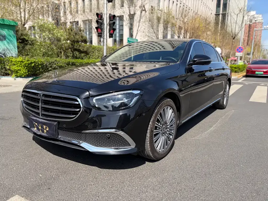 Mercedes-Benz E-Class — фото 1