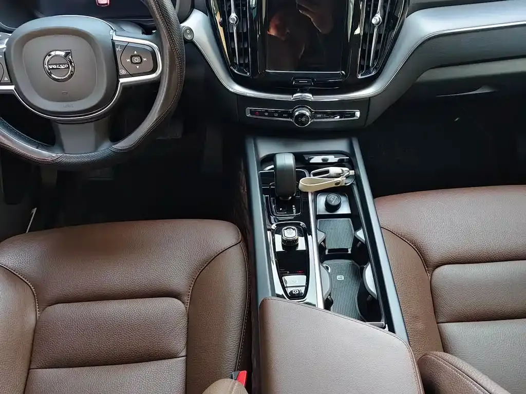 Volvo XC60 — фото 10