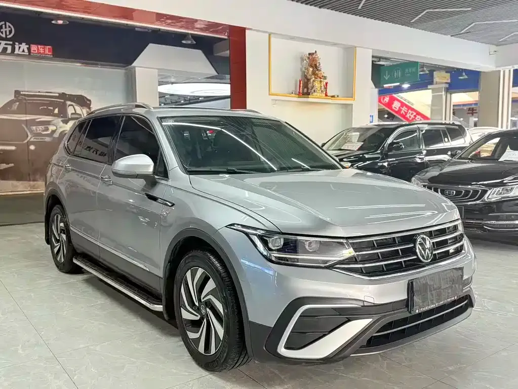 Volkswagen Tiguan L — фото 1