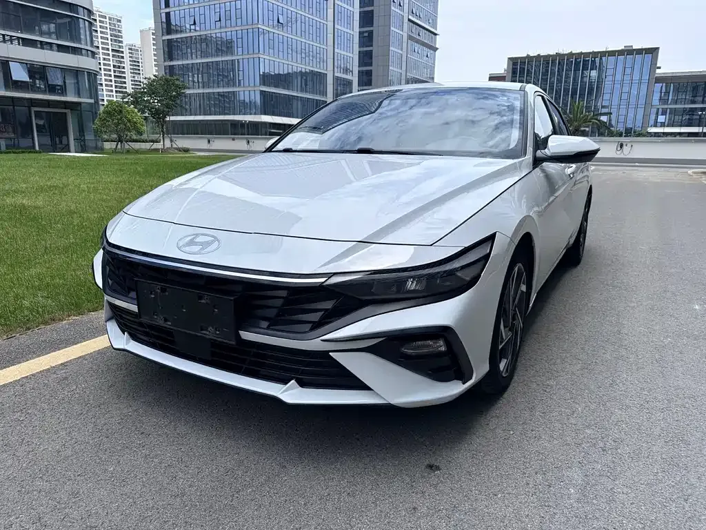 Hyundai Elantra — фото 1