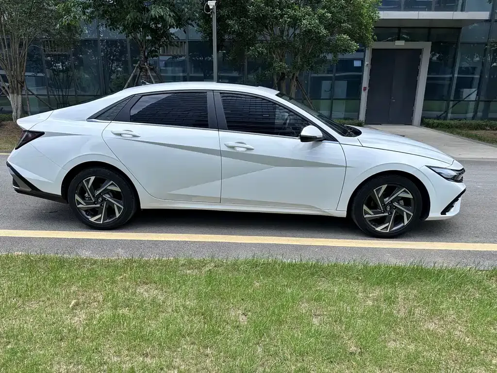 Hyundai Elantra — фото 5