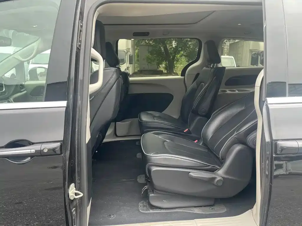 Chrysler Grand Voyager PHEV (Import) 2025 из CN, фото 2