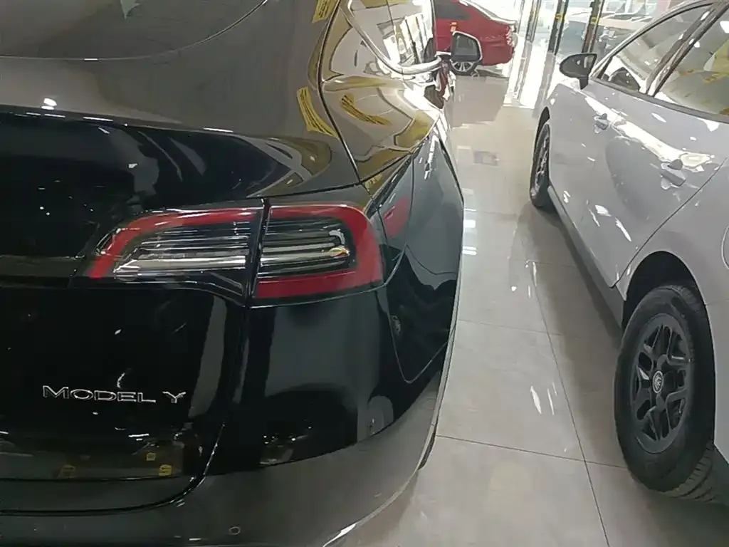 Tesla Model Y — фото 4