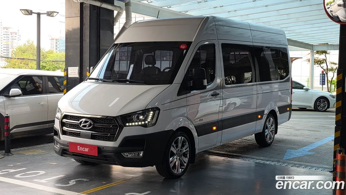 Hyundai Solati 15-Seater 1