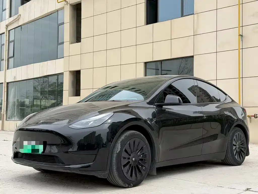 Tesla Model Y — фото 1