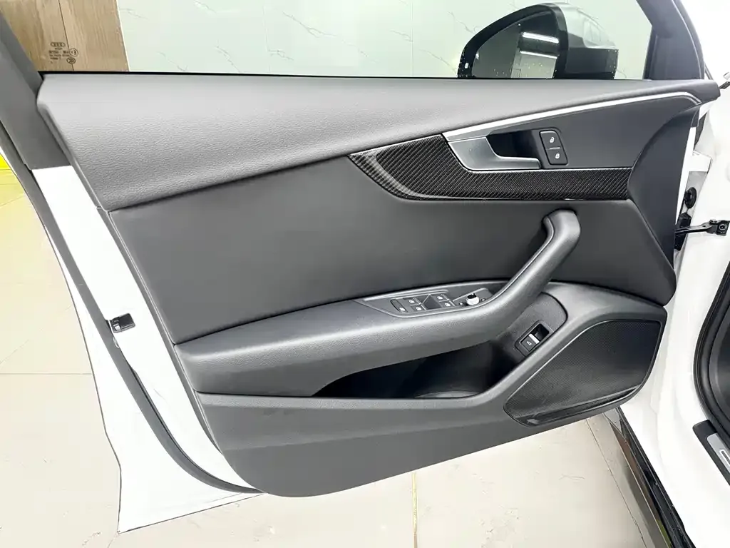 Audi A4L 2023 из CN, фото 4