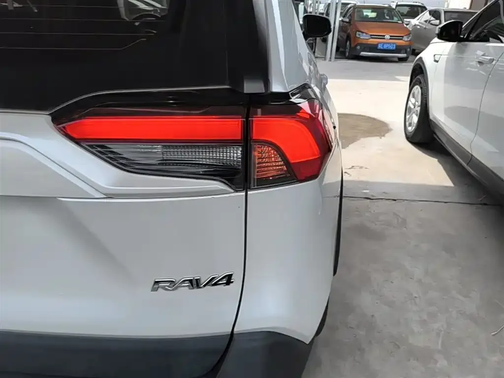 Toyota RAV4 — фото 4