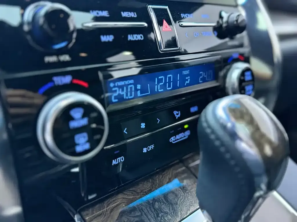 Toyota Alphard — фото 4