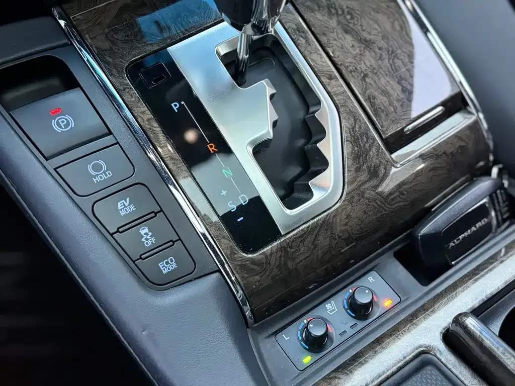 Toyota Alphard — фото 7