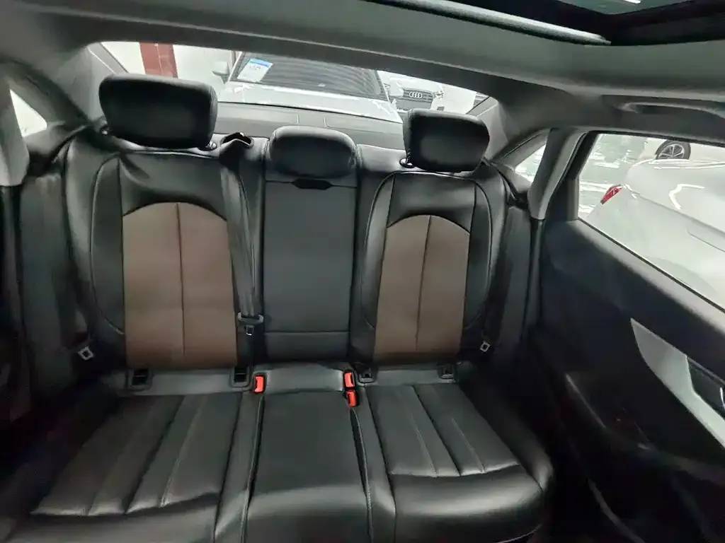 Audi A4L 2023 из CN, фото 2