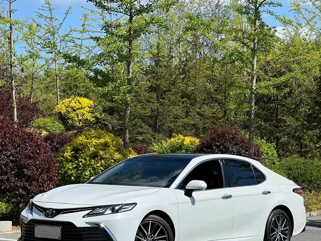 Toyota Camry — фото 1