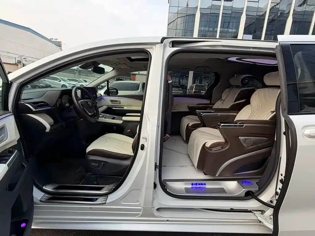 Toyota Sienna — фото 2