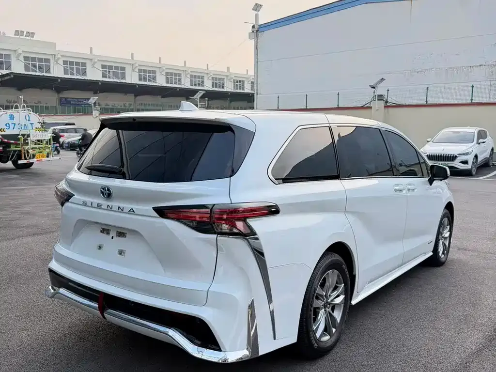 Toyota Sienna — фото 4