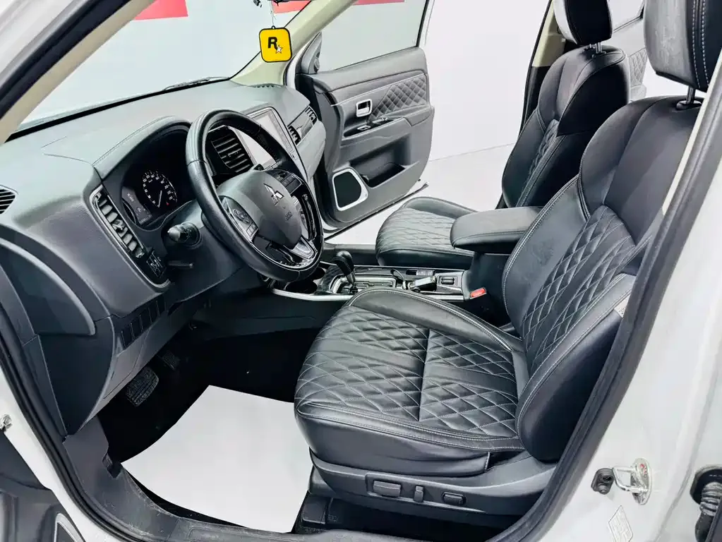 Mitsubishi Outlander — фото 4