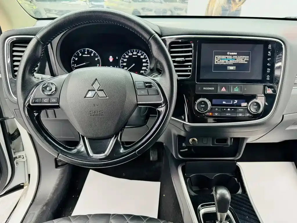 Mitsubishi Outlander — фото 9