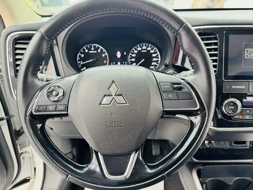 Mitsubishi Outlander — фото 6