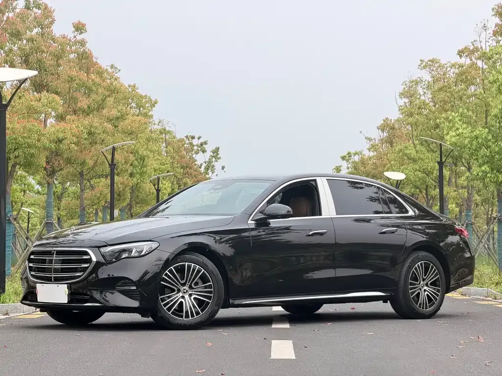 Mercedes-Benz E-Class — фото 1