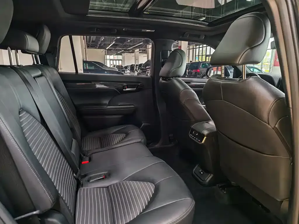Toyota Crown Kluger 2023 из CN, фото 2