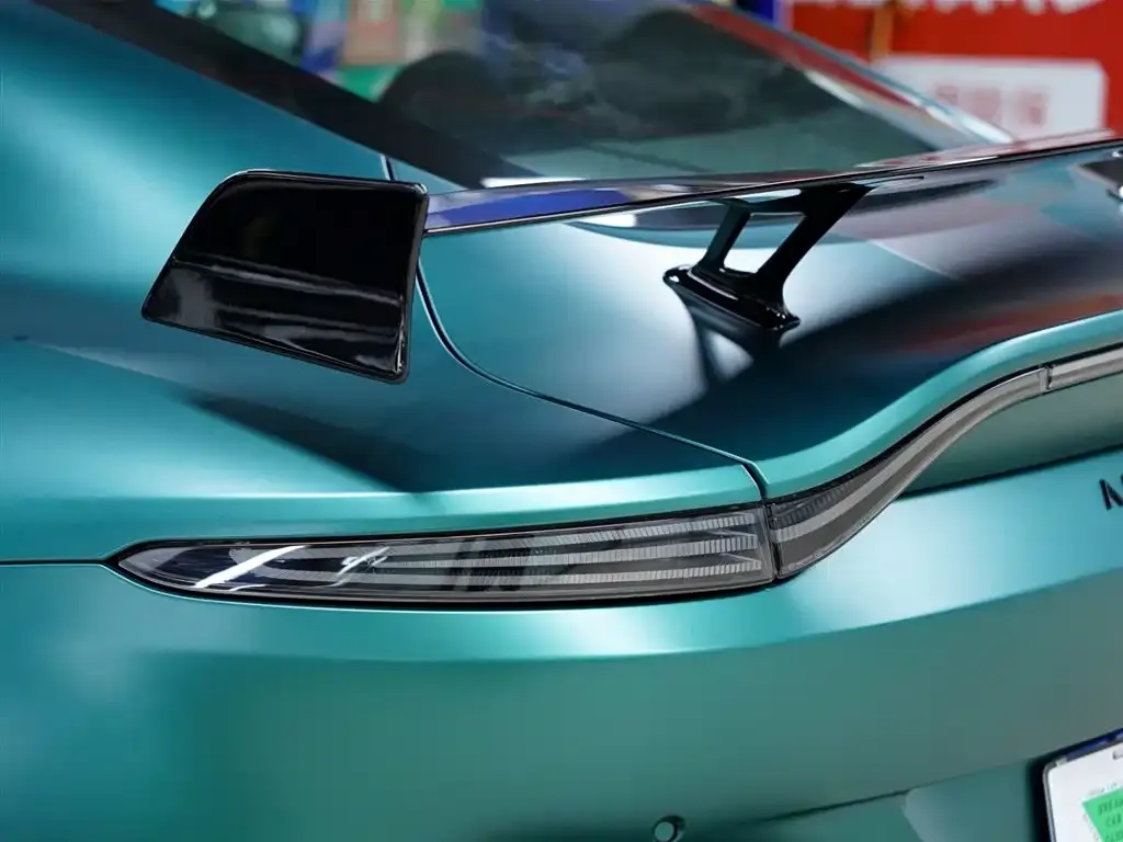 Aston Martin V8 Vantage 2024 из CN, фото 3