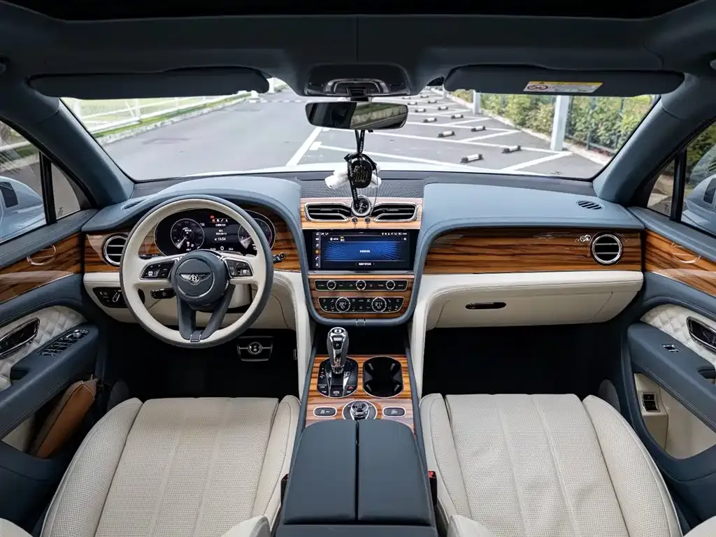 Bentley Bentayga 2023 из CN, фото 10