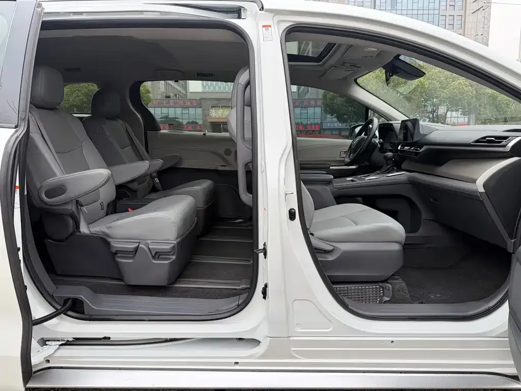 Toyota Granvia 2024 из CN, фото 7