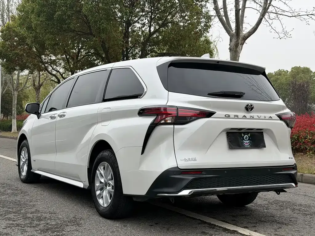 Toyota Granvia 2024 из CN, фото 10