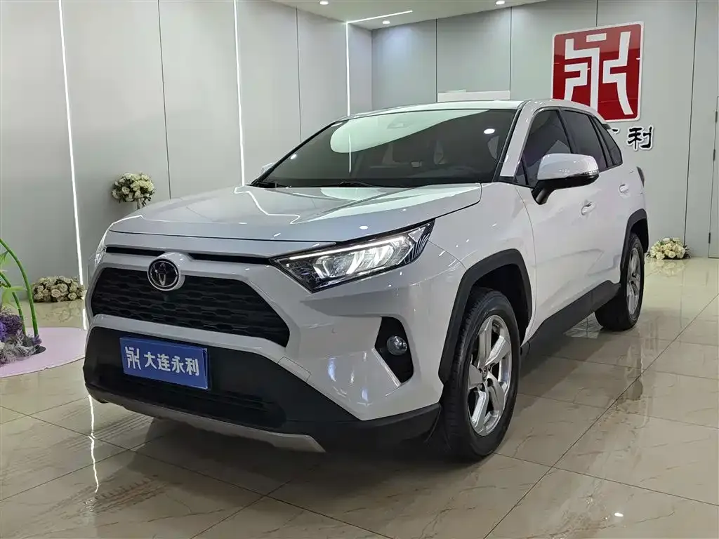 Toyota RAV4 — фото 1