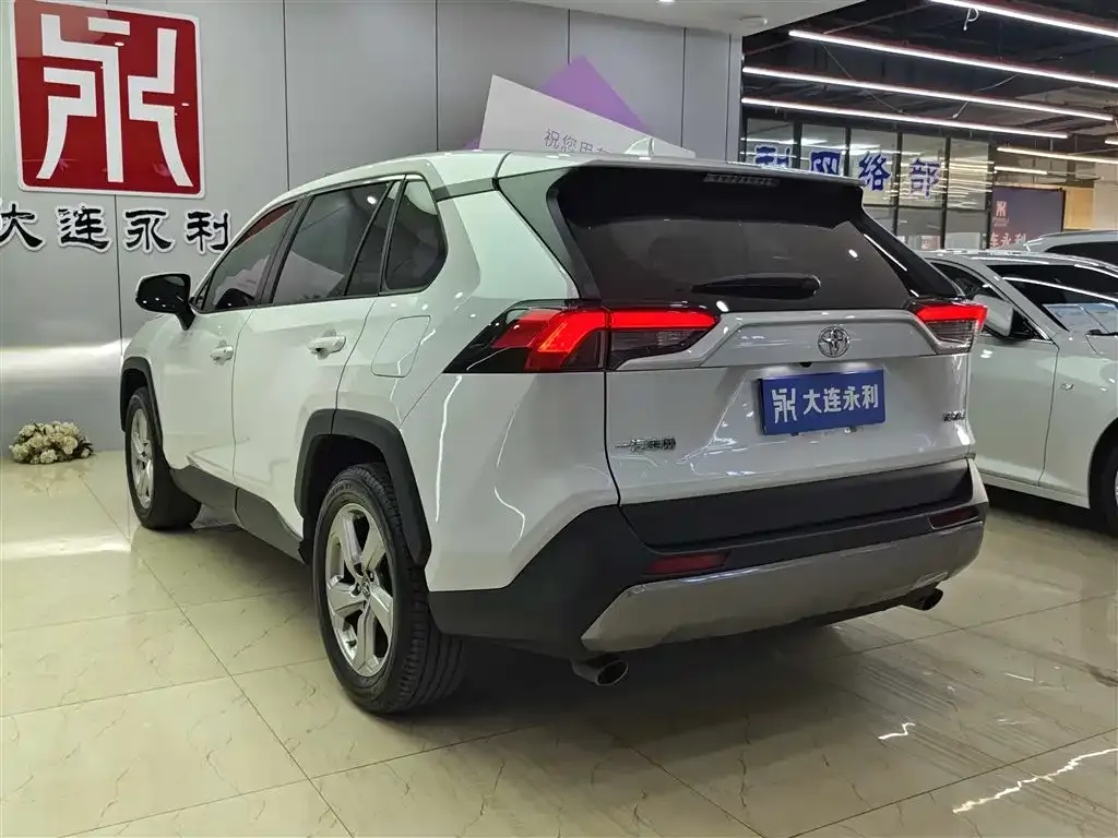 Toyota RAV4 — фото 9
