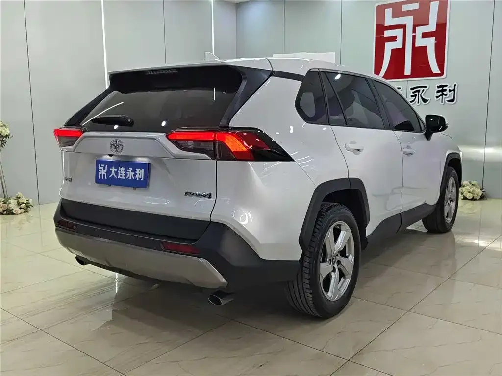 Toyota RAV4 — фото 5