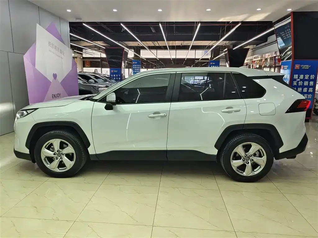 Toyota RAV4 — фото 10