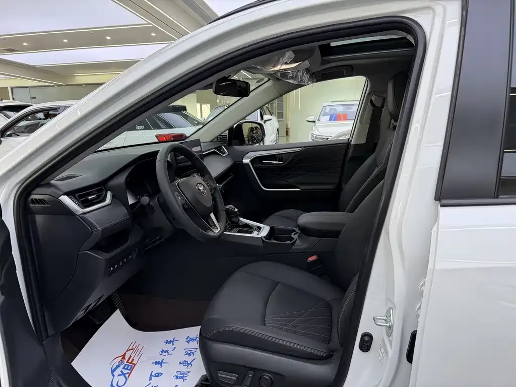Toyota RAV4 2025 из CN, фото 4