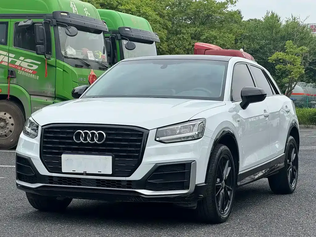 Audi Q2L — фото 1