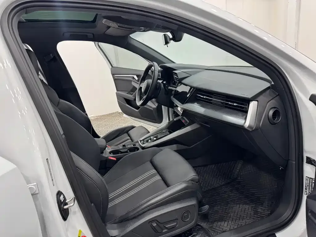 Audi A3 2023 из CN, фото 4