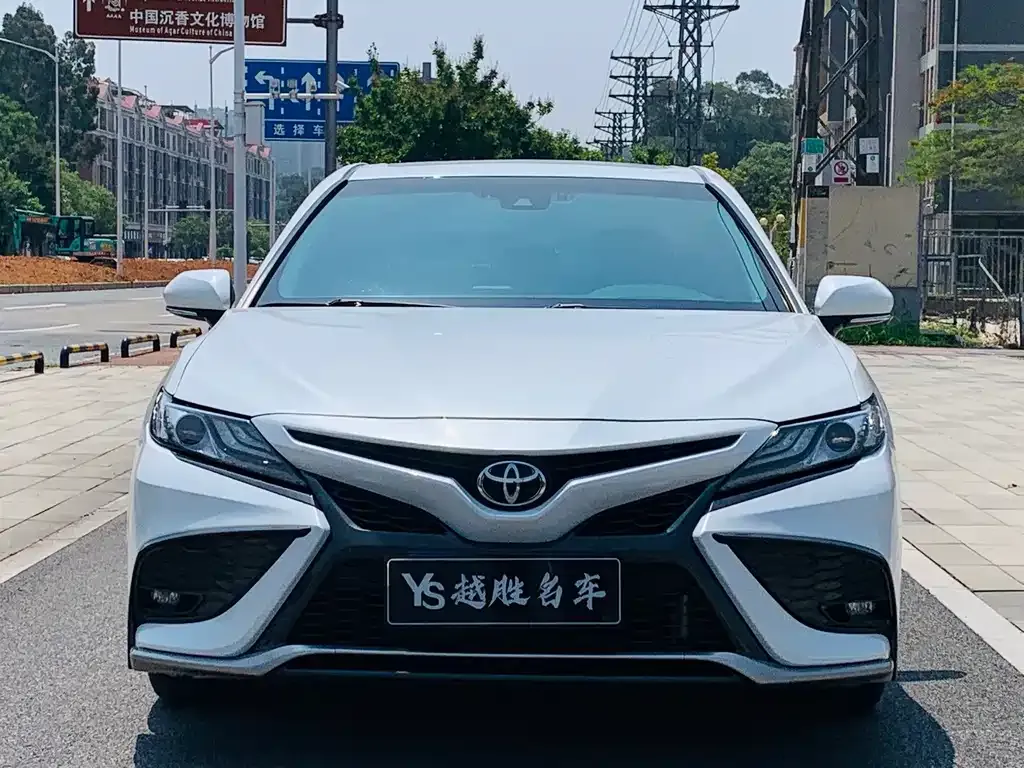 Toyota Camry — фото 7