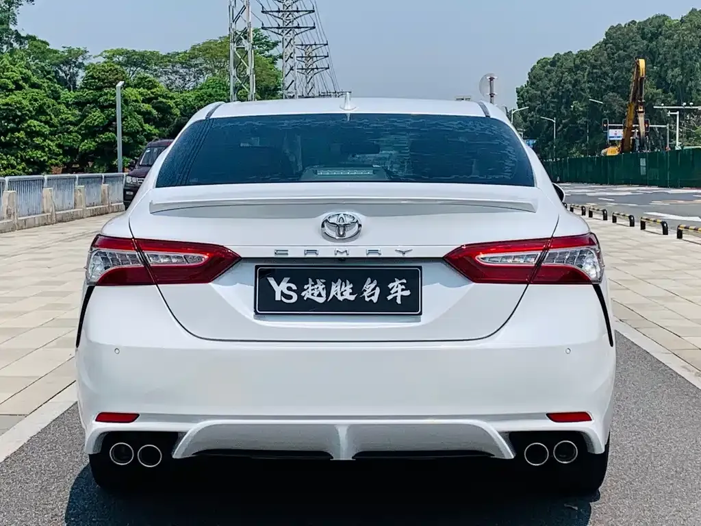 Toyota Camry — фото 8