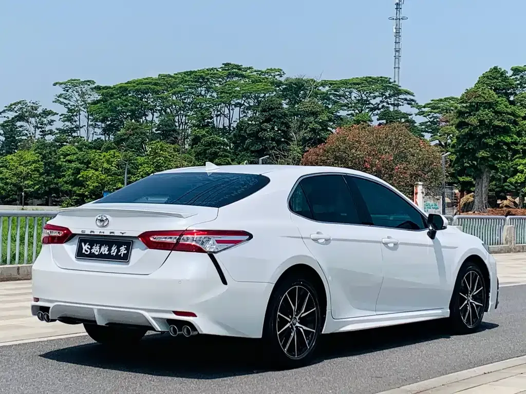 Toyota Camry — фото 6