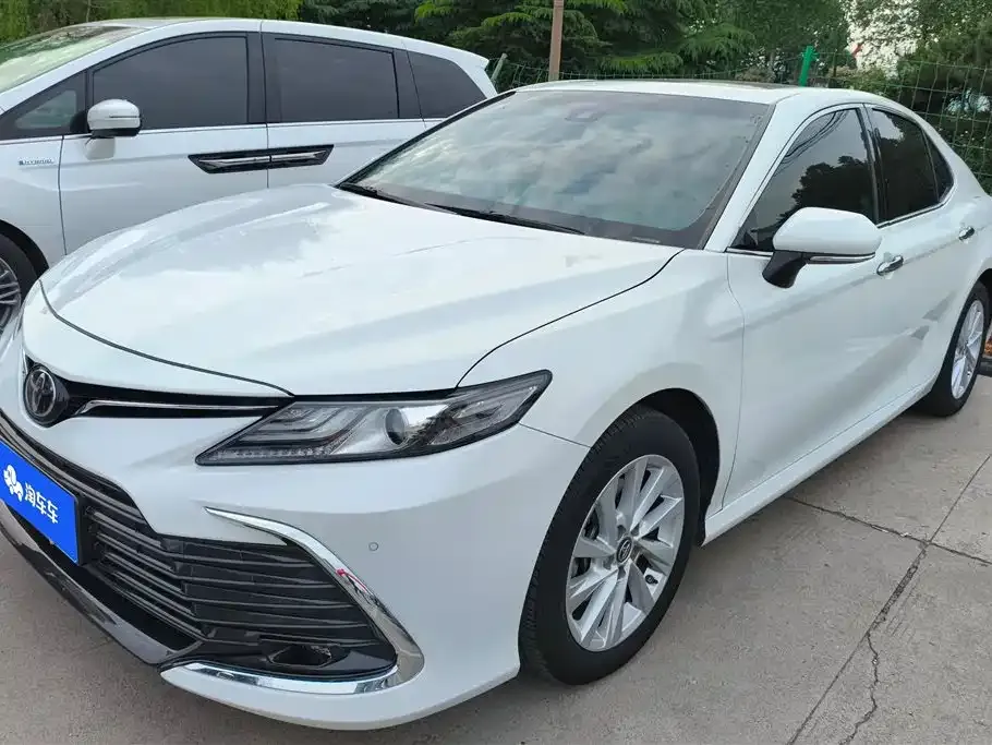 Toyota Camry — фото 1