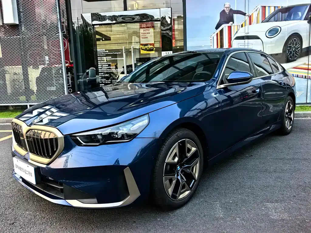 BMW 5 Series — фото 1
