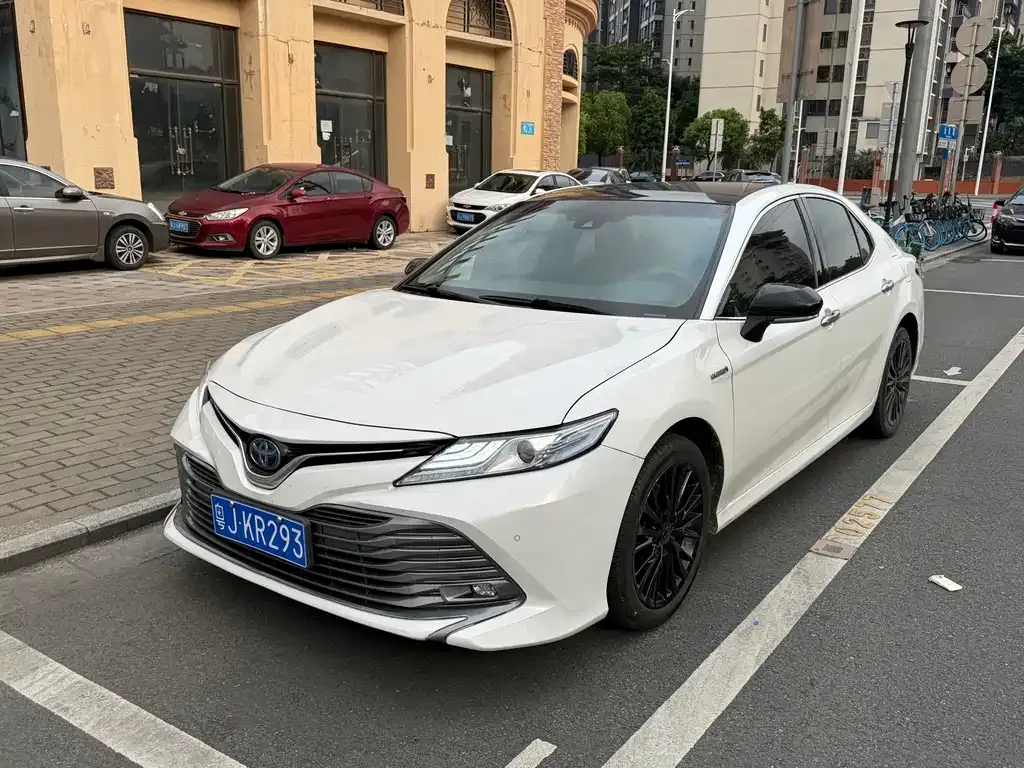Toyota Camry — фото 1