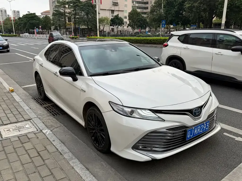 Toyota Camry — фото 4