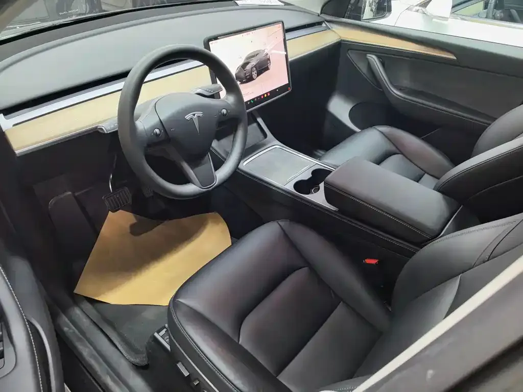 Tesla Model Y — фото 8