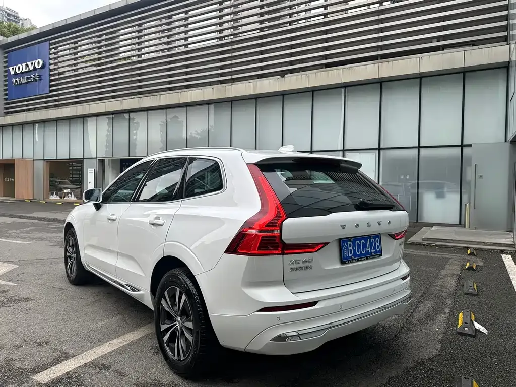 Volvo XC60 — фото 8
