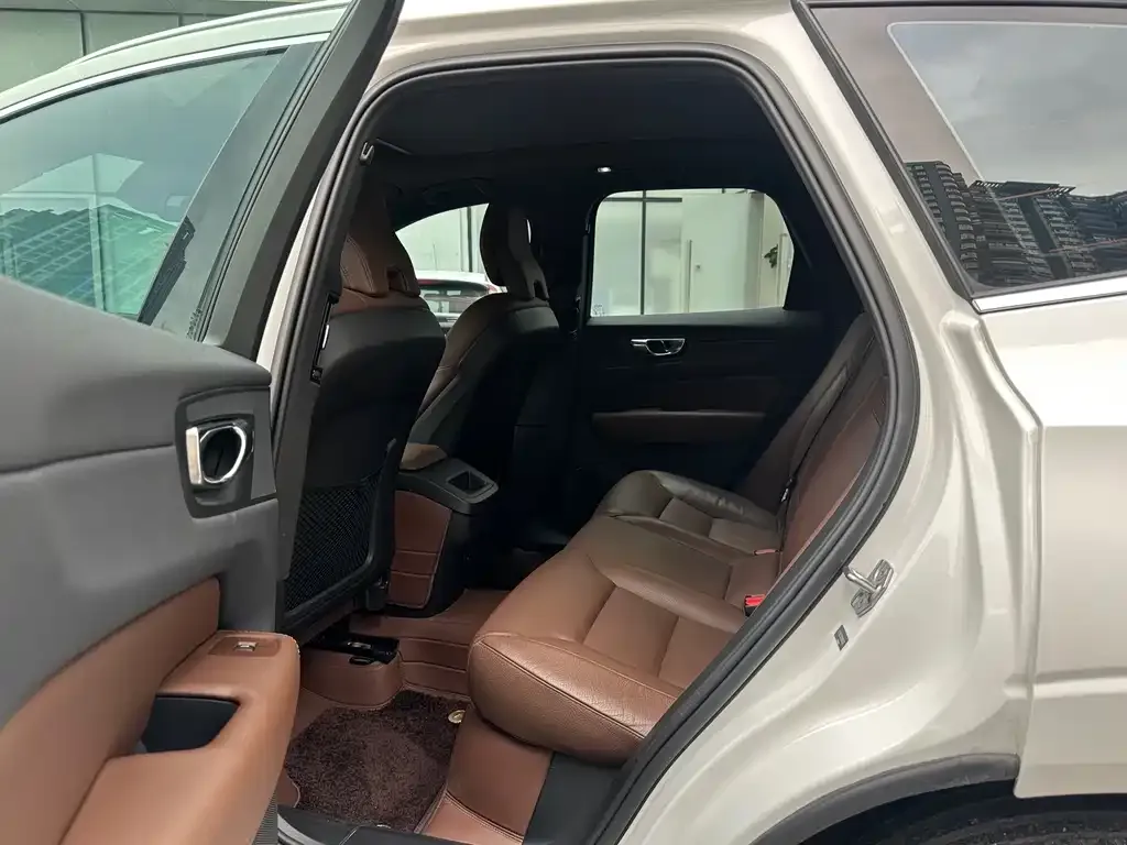 Volvo XC60 — фото 2