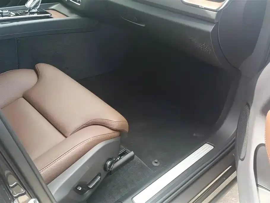 Volvo XC60 — фото 10