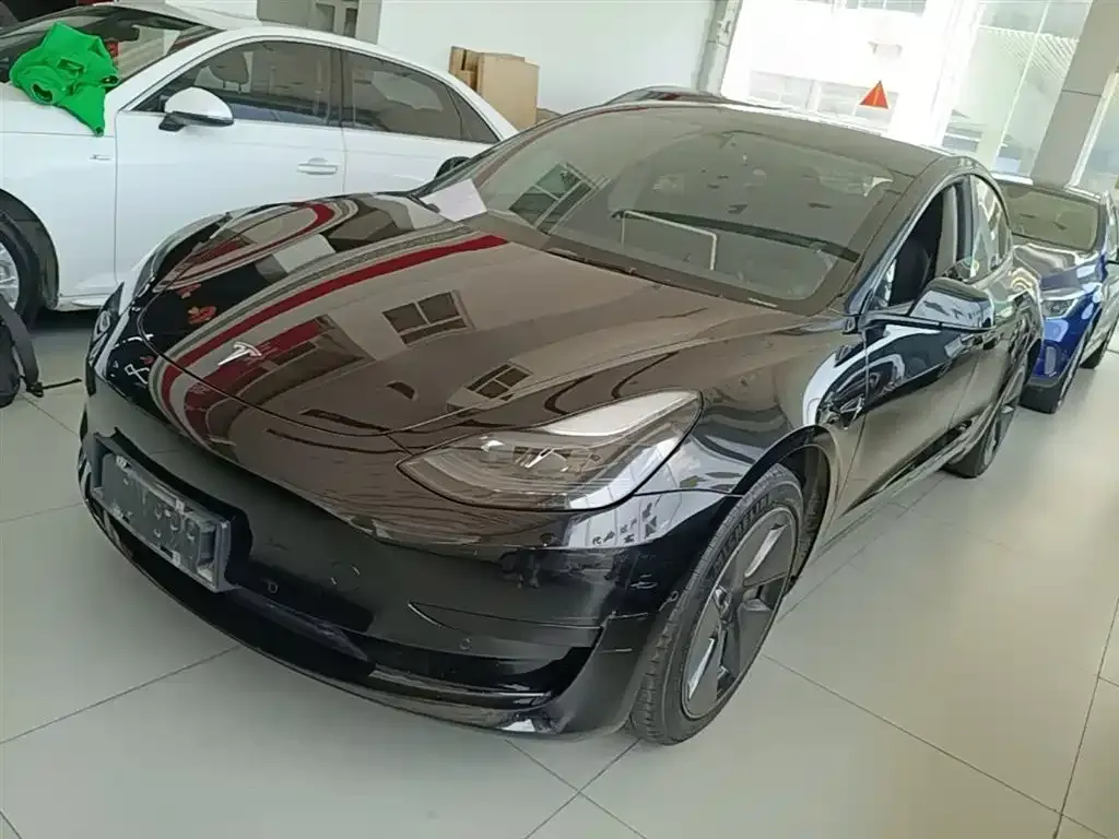 Tesla Model 3 — фото 1